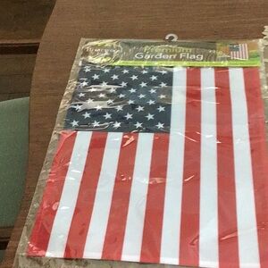 Briarwood Lane Garden Flag. Size 12.5 inches x 18 inches..NWT